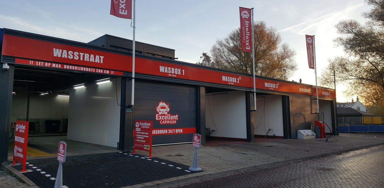 De vestiging van Excellent Carwash aan de Langsom 2 in Amsterdam, met de wasstraat en vier wasboxen.